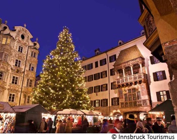 Goldenes Dachl in Innsbruck mit Weihnachtsmarkt