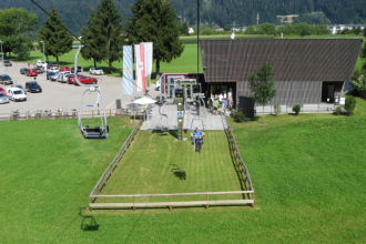 Die Talstation vom Kaiserlift Kufstein mit großem Parkplatz