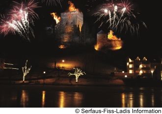 Feuerwerk über der Burg Laudegg in Ladis