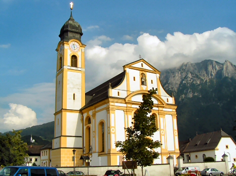 Pfarrkirche Maria Himmelfahrt in Ebbs mit Kaisergebirge im Hintergrund Pfarrkirche Maria Himmelfahrt in Ebbs mit Kaisergebirge im Hintergrund