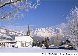 Reith bei Kitzbühel im Winter - im Hintergrund der Wilde Kaiser