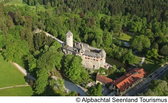 Schloss Matzen und die Parkanlagen von oben