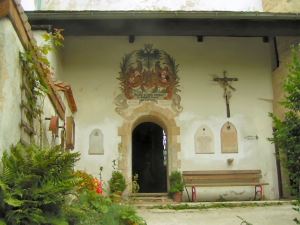 Eingang zur Thierberg-Kapelle im Burg-Innenhof