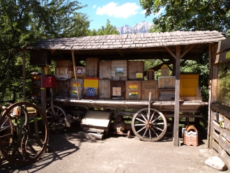 Bienenstöcke in der Tiroler Bienenwelt